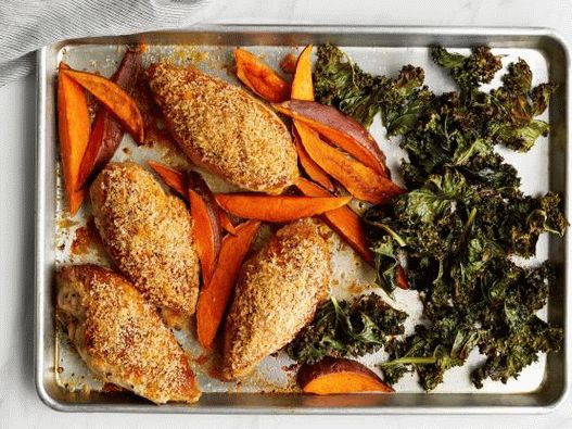 Foto de pechugas de pollo condimentadas con batata y col rizada