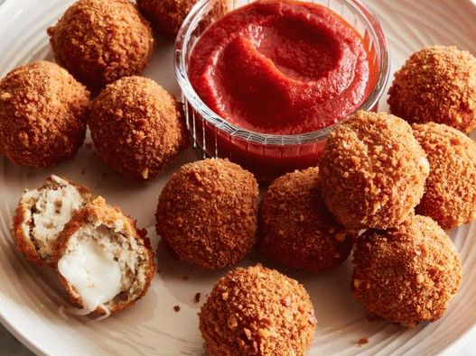 Foto bolas de pollo empanizadas con queso
