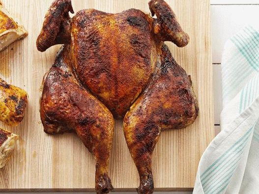 Foto de la carcasa de pollo ahumado en chips de manzana