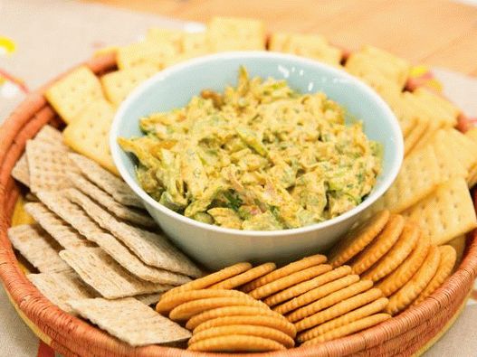 Foto salsa de pollo con pasas y curry