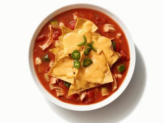 Foto Sopa de pollo con nacho en una olla de cocción lenta