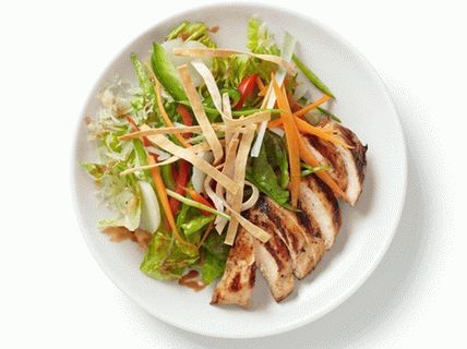 Foto ensalada de pollo al estilo asiático con aderezo de cereza y nuez