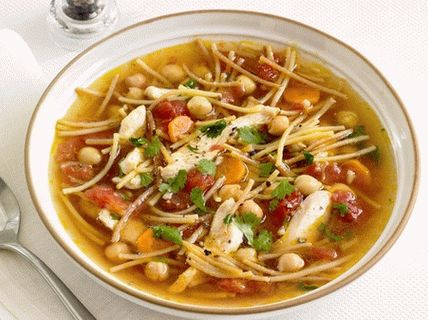 Foto sopa de pollo con garbanzos y espagueti