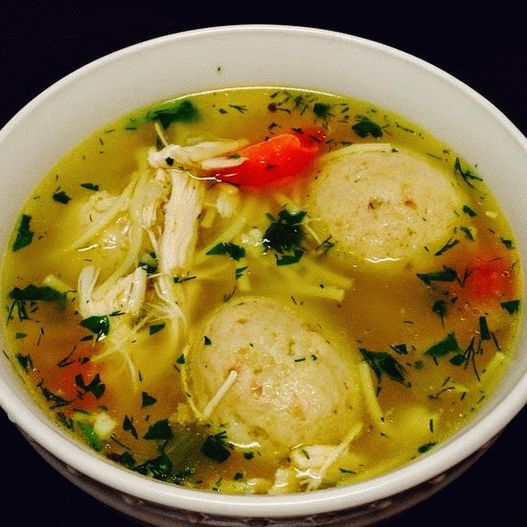 Foto Sopa de pollo con verduras y albóndigas