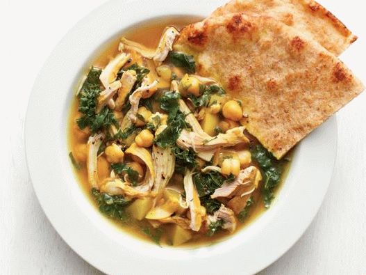 Foto Sopa de pollo con nabos y garbanzos
