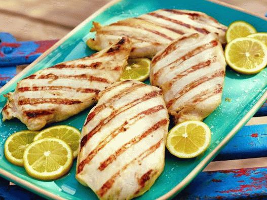 Foto de filete de pollo a la parrilla con miel y mostaza