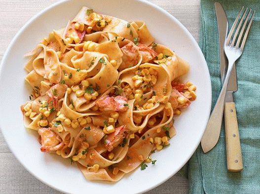 Foto de fideos papardelle con langosta y maíz