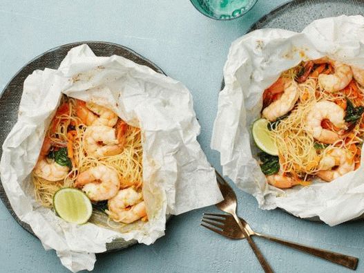 Fideos fotográficos con camarones y hierba de limón en leche de coco en pergamino