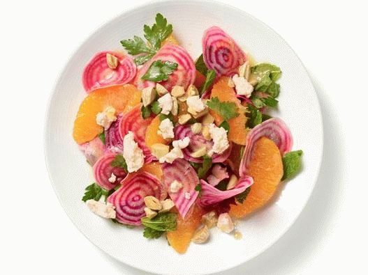 Foto Ensalada ligera de remolacha fresca y naranja con queso