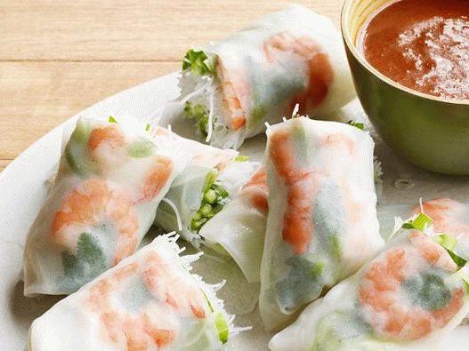 Foto Rollitos de verano con salsa de camarones y salsa de maní