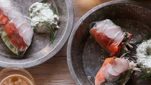 Foto rollos de verano con carne