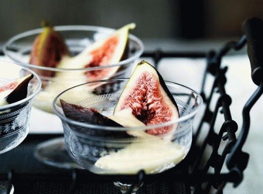 Foto postre de verano con fruta y crema sabayon en vino de hielo