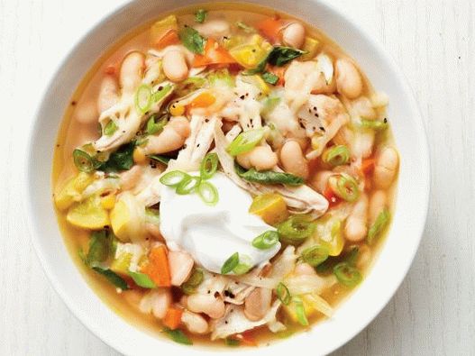 Foto sopa de pollo de verano con verduras