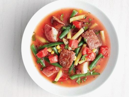 Foto sopa de verduras de verano con salchichas