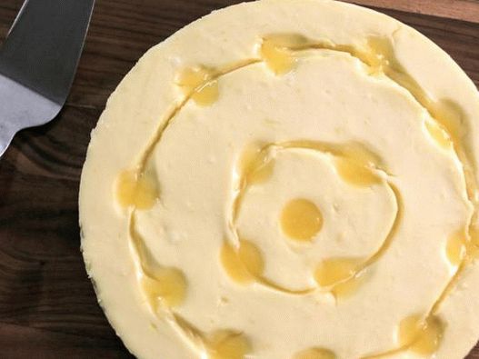 Foto Tarta de queso de limón en un pastel arenoso de limón y romero