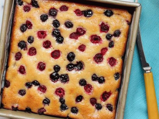 Foto pastel de limón y bayas con miel