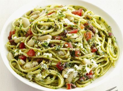 Foto de linguini con pesto de almendras y frijoles