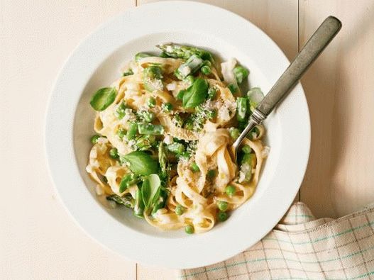 Foto de linguini con espárragos en salsa de queso crema