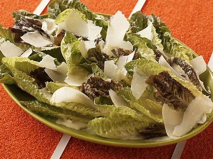 Foto lechuga romana hojas con aderezo César