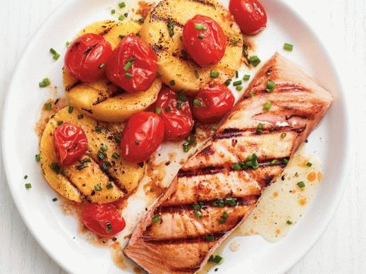 Salmón a la parrilla con foto de polenta
