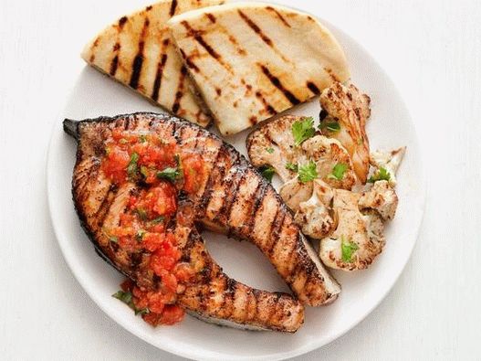Foto de salmón a la plancha con salsa de tomate y jengibre