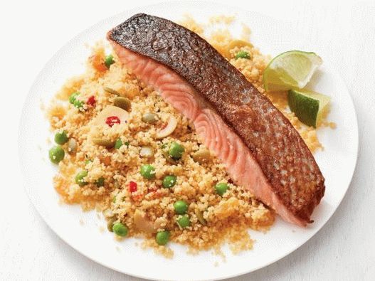 Foto de salmón con cuscús y guisantes