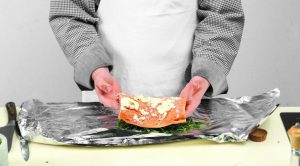 Salmón a la plancha en papel de aluminio