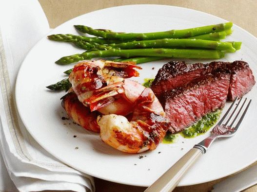 Delicioso plato para dos: lomo, espárragos y camarones