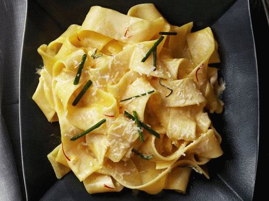 Papardelle con azafrán para la cena a la luz de las velas