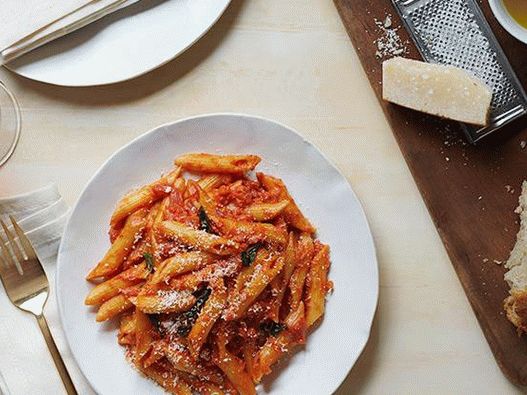 Cena romántica de pasta con crema