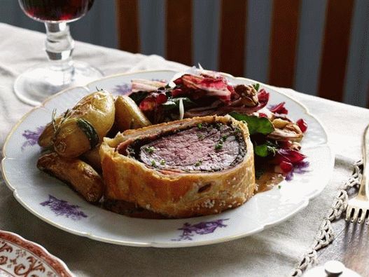 Carne de res Wellington con champiñones y jamón