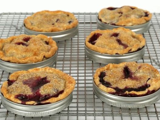 Porciones de empanadas con relleno de arándanos y duraznos