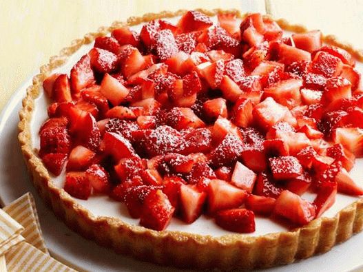 Tarta con relleno de crema y fresas