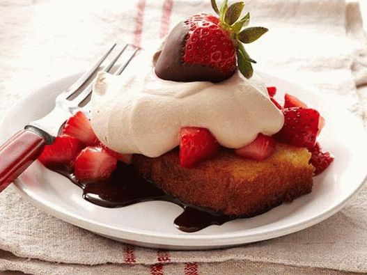 Magdalena frita con fresas y crema de chocolate