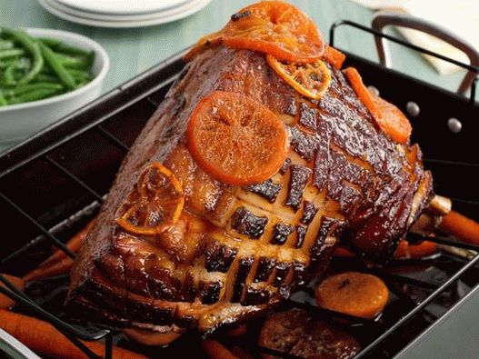 Jamón de Pascua en glaseado de mandarina con zanahorias jóvenes