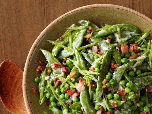 Guisantes verdes con salsa de crema y panceta