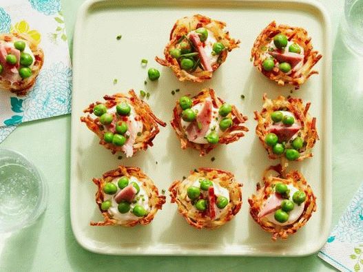 Nidos de papa con guisantes verdes, jamón y queso crema