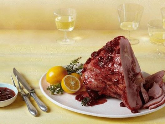 Jamón de cerdo al horno en un glaseado de cereza