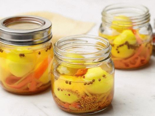 Huevos de Pascua en escabeche con zanahorias