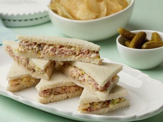 Sandwich con jamón y pepinos en vinagre