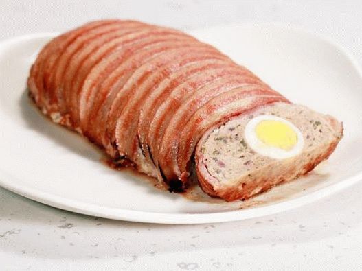 Mitlof con huevo y tocino con guarnición de espinacas