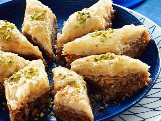 Baklava griega de pasta filo con pistachos