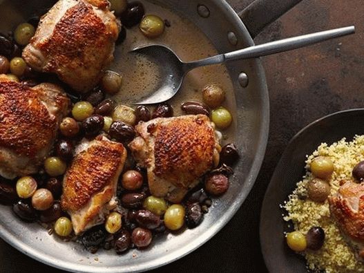 Muslos de pollo frito con uvas y aceitunas