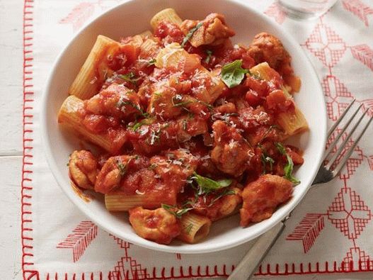 Pasta rigatoni de pollo con salsa de tomate