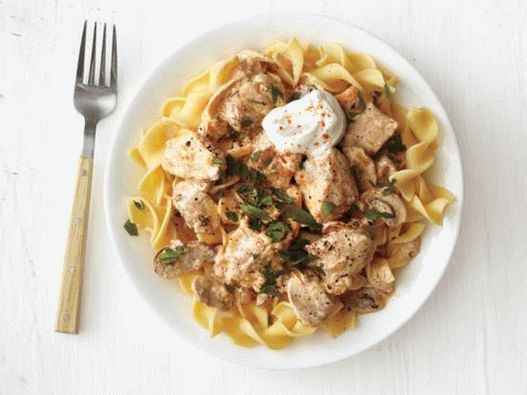 Stroganoff de carne de pollo en salsa de crema agria
