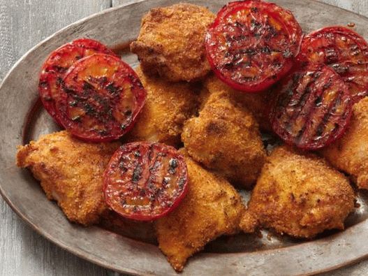 Muslos de pollo a la parrilla en pan rallado