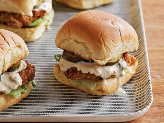 Sandwiches de pan tierno de mostaza y cerdo Sandwiches de pan tierno de mostaza y cerdo