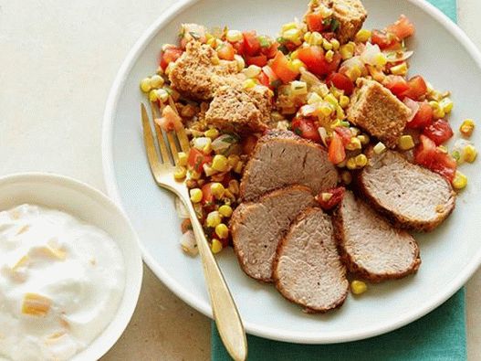 Solomillo de cerdo con ensalada de panzanella con maíz Solomillo de cerdo con ensalada de panzanella con maíz