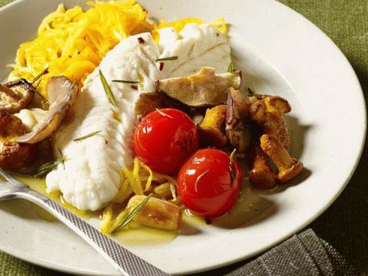 Foto del plato - Pescado al vapor y una guarnición de espagueti vegetal con aceite de ajo