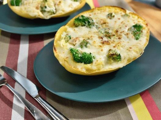 Fotografía del plato: espagueti con calabaza rellena de pollo, brócoli y queso